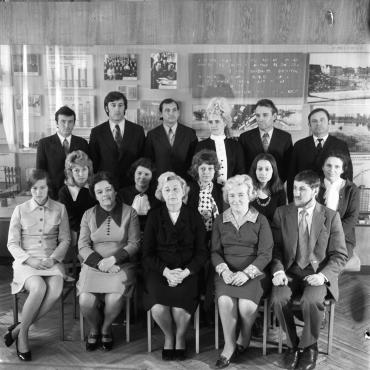 Klaipėdos kraštotyros muziejaus kolektyvo gretose ir būsimieji Klaipėdos jūrų muziejaus darbuotojai: stovi pirmas iš kairės ichtiologas Eugenijus Buivydas, trečias iš kairės vyr. fondų saugotojas Jonas Stabinis; sėdi antroje eilėje – pirma iš kairės fondų saugotoja Rūta Mažeikienė, antra iš kairės mokslinė bendradarbė Olga Abramčikaitė, ketvirta iš kairės istorikė Irena Radinaitytė; pirmoje eilėje pirmas iš dešinės – direktorius Aloyzas Každailis. 1974 m. Nuotraukos autorius B. Aleknavičius. Klaipėdos apskr