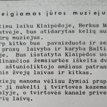 Vienas pirmųjų Jūrų skyriaus (vėliau Klaipėdos jūrų muziejaus) eksponatų. Lieta patranka (be lafeto), atrasta Baltijos jūros dugne prie Klaipėdos uosto vartų 1959 m. liepos 17 d. žemsiurbei „Belomorskaja“ gilinant farvaterį. Spėjama XVII–XVIII a. Švedijos karinio jūrų laivyno palikimas. Nuotraukos autorius Alfonsas Mažūnas. Lietuvos jūrų muziejus