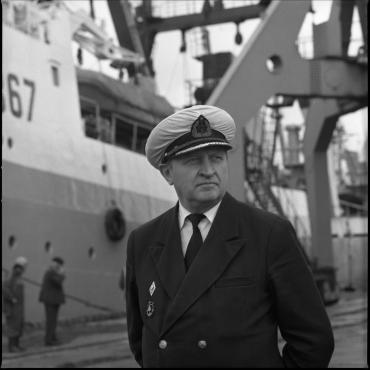 Klaipėdos žvejybos uosto kapitonas Vilius Pakalniškis, padėjęs su pirmaisiais jūrų technikos eksponatais. XX a. 8 dešimt., nuotraukos autorius B. Aleknavičius. Klaipėdos apskrities Ievos Simonaitytės viešoji biblioteka