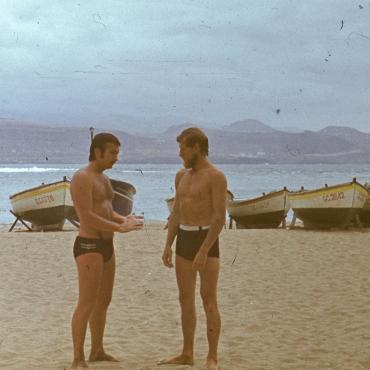 Jūrų skyriaus ichtiologas Eugenijus Buivydas ir vedėjas A. Každailis Las Palme Kanarų salyne (Ispanija), 1975 m. gegužė. Nuotraukos autorius nežinomas. Lietuvos jūrų muziejus