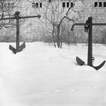 Inkarai namelio (H. Manto g. 14) kiemo ekspozicijoje, XX a. 8 dešimt. Nuotraukos autorius nežinomas. Lietuvos jūrų muziejus