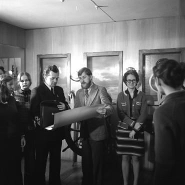 Jūrų kapitonas Sigitas Šileris perduoda Klaipėdos jūrų muziejaus direktoriui A. Každailiui rinkinius papildančių daiktų, 1976 m. Nuotraukos autorius Bernardas Aleknavičius. Klaipėdos apskrities Ievos Simonaitytės viešoji biblioteka