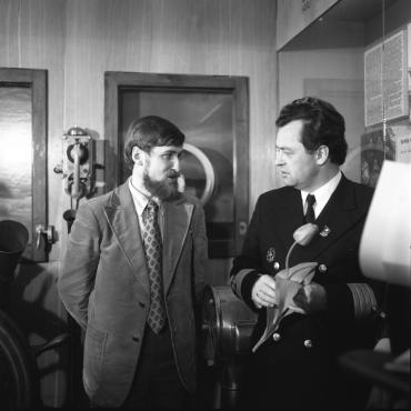 Klaipėdos jūrų muziejaus direktorius Aloyzas Každailis ir jūrų kapitonas Sigitas Šileris laivybos istorijos ekspozicijoje, 1976 m. Nuotraukos autorius Bernardas Aleknavičius. Klaipėdos apskrities Ievos Simonaitytės viešoji biblioteka