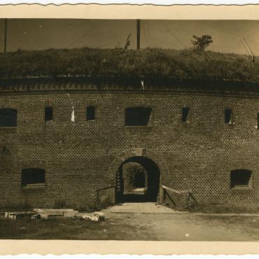 Vienišas Nerijos fortas, laukiantis muziejaus: centrinio reduto įėjimas, virš įėjimo arkos akmenyje iškalti forto statybų pradžios metai – 1863(5)?  XX a. 3-4 dešimt. Lietuvos jūrų muziejus