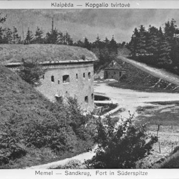 Vienišas Nerijos fortas, laukiantis muziejaus: centrinio reduto ir kiemo vaizdas iš pietų pusės, XX a. 3-4 dešimt. Lietuvos jūrų muziejus